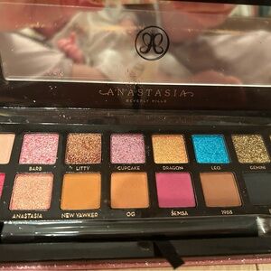 ANASTASIA BEVERLY HILLS
Amrezy Eyeshadow Palette
